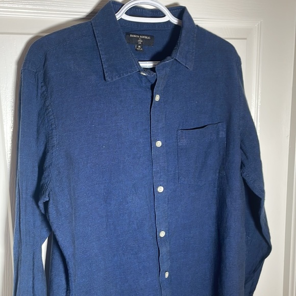 Men’s Linen Banana Republic Button Up - Picture 3 of 3